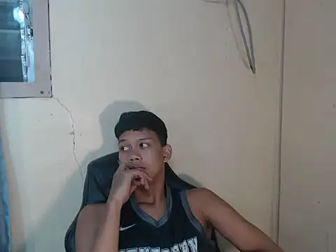 UrAsian_Turjak: διαδικτυακό σόου στην κάμερα