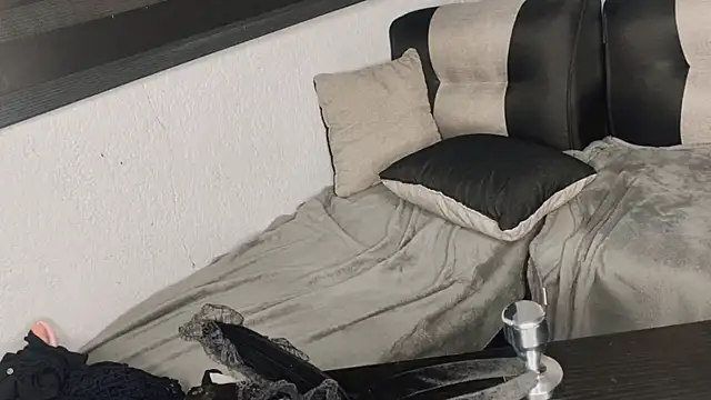 PrettyRed23 Pertunjukan Webcam