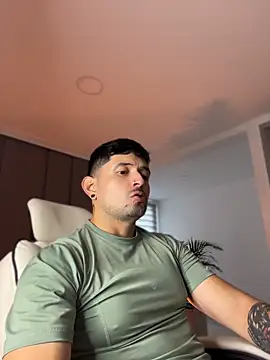 TroyeSavage Show in webcam