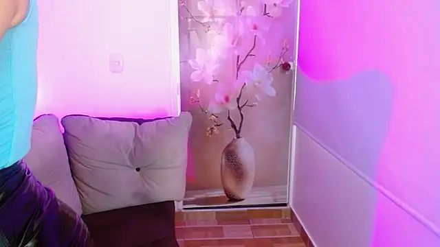 milfrousse's Live XXX Chat