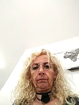 clarabell4 Adlı Modelin Canlı XXX Sohbeti