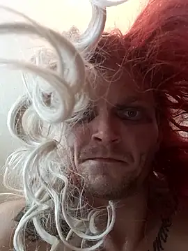 Lowerbottomboi: διαδικτυακό σόου στην κάμερα