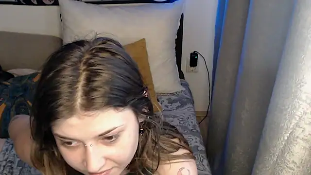 AlienforTwenty live XXX chat