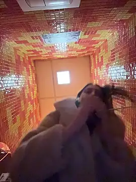 Tiny_Anny: διαδικτυακό σόου στην κάμερα