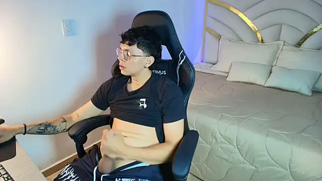 Milo_Storm Show in webcam