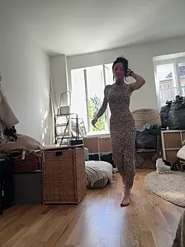 SkinnyLillyのウェブカメラショー