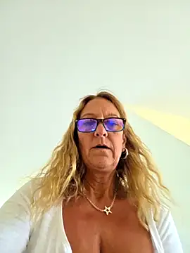 HotWifeLyn68's Webcam Show