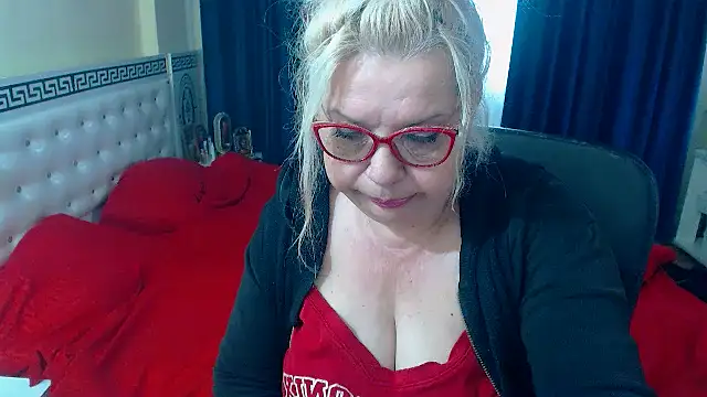 SonyaHotMilf webcam show