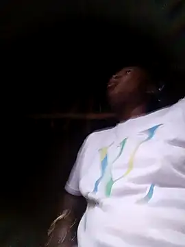 holygrail001: διαδικτυακό σόου στην κάμερα