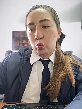 suzy-111: διαδικτυακό σόου στην κάμερα