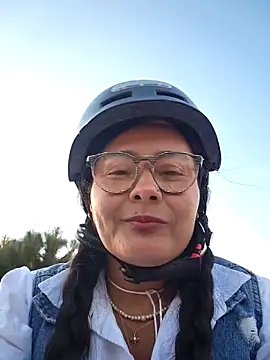 bellapaty: διαδικτυακό σόου στην κάμερα