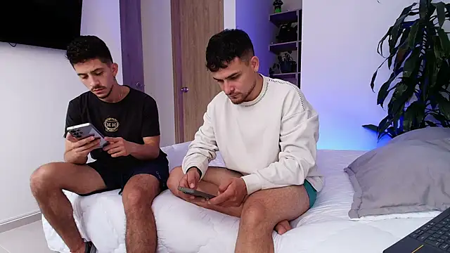 Two_sinzXX's Live XXX Chat