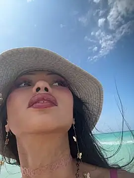 RinaErota: διαδικτυακό σόου στην κάμερα