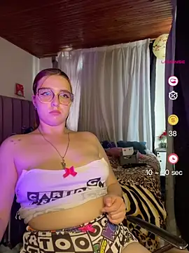 دردشة CoraVibes الجنسية المباشرة