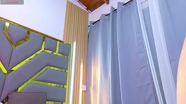 Leo_Miller_: διαδικτυακό σόου στην κάμερα