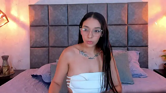 Roseaurora Adlı Modelin Canlı XXX Sohbeti