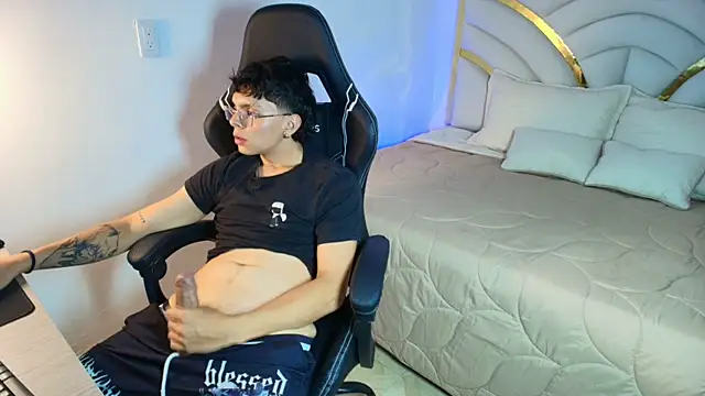 Milo_Storm webkamerás műsora