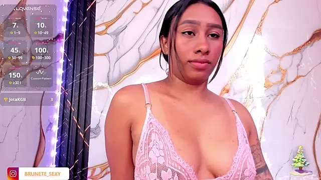 sexy_brunette_12 élő XXX-chatje