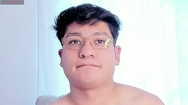 Theo_Rowan Adlı Modelin Canlı XXX Sohbeti