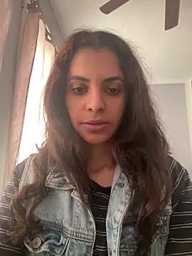 karlatiburcio: διαδικτυακό σόου στην κάμερα