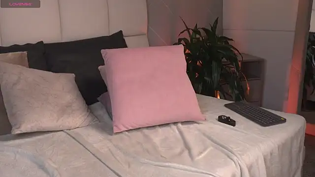 SaraMonroe1's Webcam Show