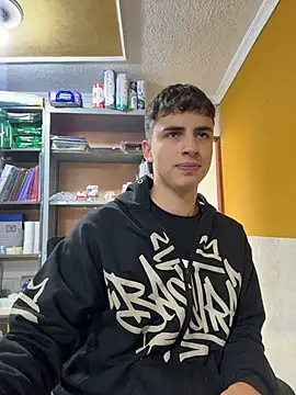 Chat +18 de AdrianRinaldi ao vivo
