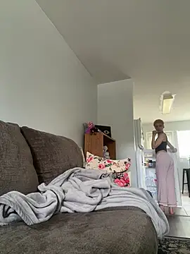 jojosbizarrelyf: διαδικτυακό σόου στην κάμερα