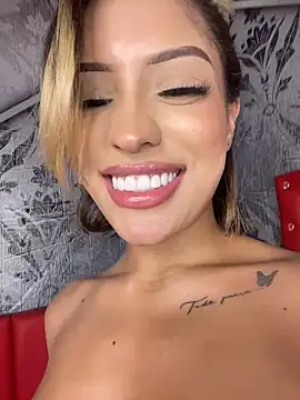 MystiqueXXX: διαδικτυακό σόου στην κάμερα