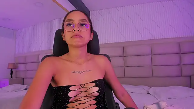 Chat +18 de CarolineFyre ao vivo