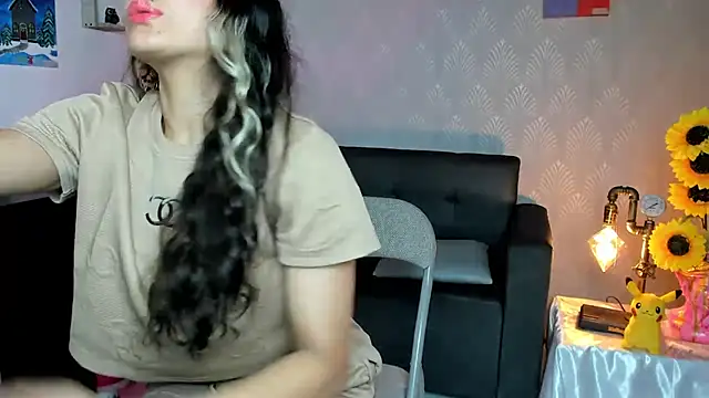 Alaia_Love77 Adlı Modelin Canlı XXX Sohbeti