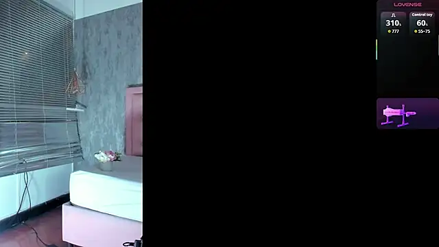 naomidibello: διαδικτυακό σόου στην κάμερα