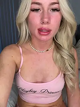 Show modela SexySaraxxoo na web-kameri