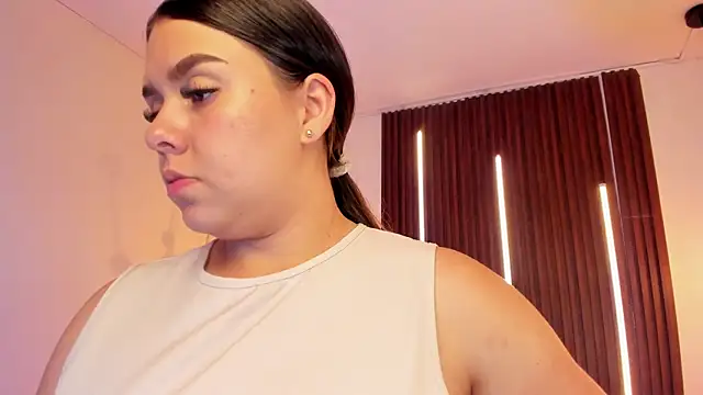 ArianaBaker Adlı Modelin Canlı XXX Sohbeti