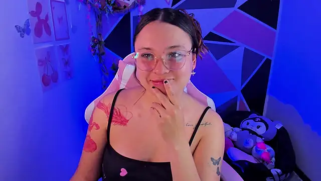 little_emma0 Adlı Modelin Canlı XXX Sohbeti