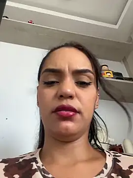 Sara-77 即時 XXX 聊天