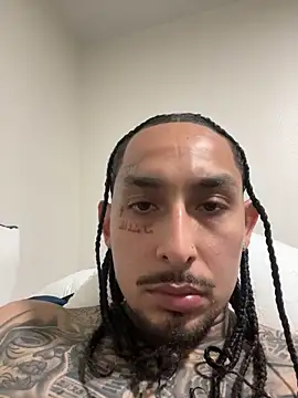 Longmoney444: διαδικτυακό σόου στην κάμερα