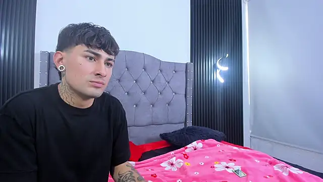 Chat +18 de Kenji_n_Rousse ao vivo