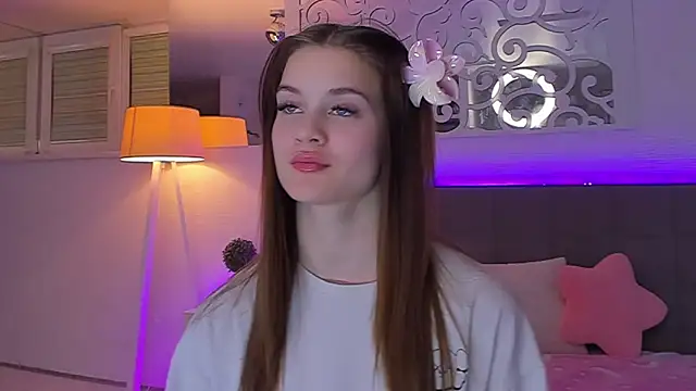 LuisaClover Adlı Modelin Canlı XXX Sohbeti