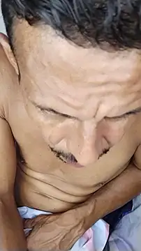 El_junior21: διαδικτυακό σόου στην κάμερα