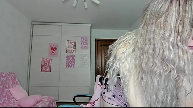 Show modela milliKira006 na web-kameri