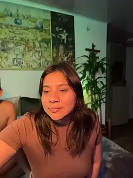 Poli_amor2025 即時 XXX 聊天