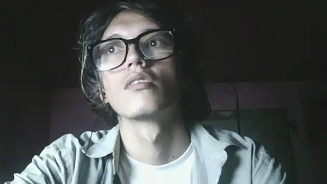 cherryuwu: διαδικτυακό σόου στην κάμερα