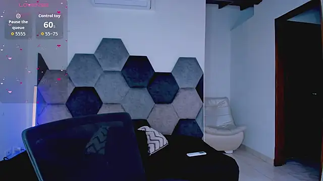 MikaelaStone 即時 XXX 聊天