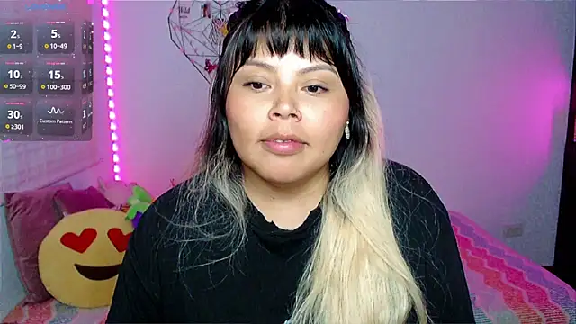 EllieMoonX: διαδικτυακό σόου στην κάμερα