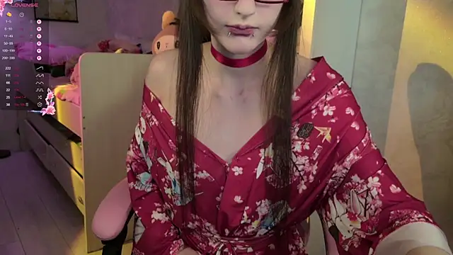 Онлайн чат XXX MiraJades