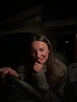 MiaLovesxxx's Live XXX Chat