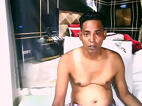 Show modela IndianHunk01 na web-kameri