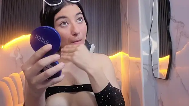 Erika_Suarez_b Adlı Modelin Canlı XXX Sohbeti