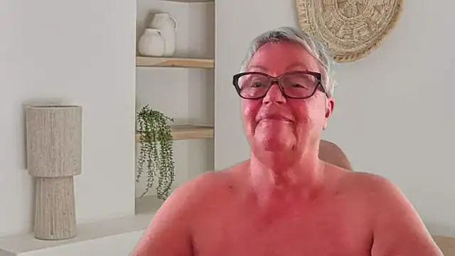 Chat XXX en directo de Mystery-Grandmother