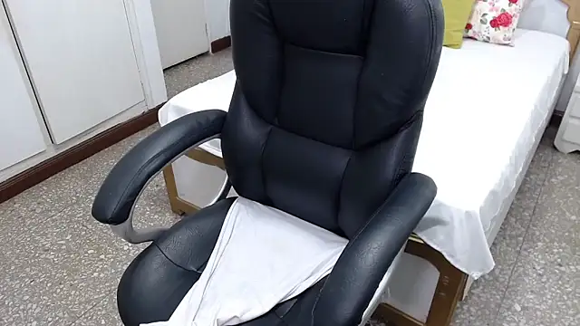 Chat +18 de emiliaa_hot ao vivo